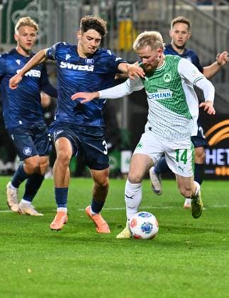 24.10.2025 - Fussball - Saison 2025 2026 - 2. Fussball - Bundesliga - 10. Spieltag: SpVgg Greuther Fürth ( Kleeblatt ) - Karlsruher SC Karlsruhe KSC - Sportfoto Zink - xwoxzix - DFL regulations prohibit any use of photographs as image sequences and or quasi-video - only for editorial use - Rafael Pinto Pedrosa (36, Karlsruher SC KSC ) Jomaine Consbruch (14, SpVgg Greuther Fürth )