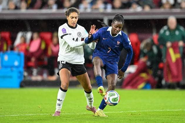 24.10.2025, Fussball: Laenderspiel, WomenÂ s Nations League, Halbfinale, Runde 1 von 2, Saison 2025 2026, Deutschland - Frankreich in der Merkur Spiel-Arena in Duesseldorf. Zweikampf zwischen Cora Zicai (Deutschland, 14) und Thiniba Samoura (Frankreich, 03). Wichtiger Hinweis: Gemaess den Vorgaben der FIFA bzw. der UEFA ist es untersagt, in dem Stadion und oder vom Spiel angefertigte Fotoaufnahmen in Form von Sequenzbildern und oder videoaehnlichen Fotostrecken zu verwerten bzw. verwerten zu lassen. Foto: Kirchner-Media Thomas Haesler Copyright: xKirchner-Media ThomasxHaeslerx