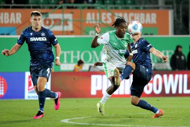 24.10.2025, xpfrx, Fussball 2.Bundesliga, SpVgg Greuther Fuerth - Karlsruher SC v.l. Noel Futkeu (Greuther Fürth Fuerth) Nicolai Rapp (Karlsruher SC KSC) Zweikampf, Aktion, action, battle for the ball (DFL DFB REGULATIONS PROHIBIT ANY USE OF PHOTOGRAPHS as IMAGE SEQUENCES and or QUASI-VIDEO) Fuerth