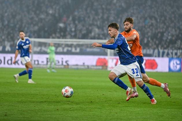 24.10.2025, Fussball, 2. Bundesliga, Saison 2025 2026, 10. Spieltag, FC Schalke 04 - SV Darmstadt, Vitalie Becker (FC Schalke 04), Killian Corredor (SV Darmstadt) xRHR-FOTO YYx