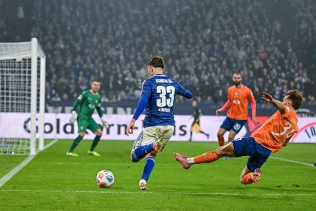 24.10.2025, Fussball, 2. Bundesliga, Saison 2025 2026, 10. Spieltag, FC Schalke 04 - SV Darmstadt, Vitalie Becker (FC Schalke 04), Killian Corredor (SV Darmstadt) xRHR-FOTO YYx
