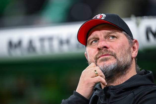 1. Bundesliga: SV Werder Bremen - Union Berlin am 24.10.2025 im Weserstadion in Bremen Trainer Steffen Baumgart (Berlin) nachdenklich.