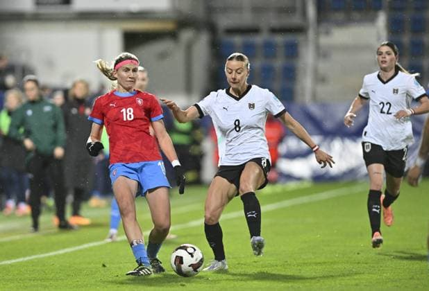 Opening match of the play-off to Group A of the League of Nations: Czech Republic - Austria in Uherske Hradiste, Czech Republic, October 24, 2025. From left Czech Kamila Dubcova, Sophie Hillebrand of Austria. (CTKxPhoto DaliborxGluck) CTKPhotoP2025102407043  CTKPhotoP2025102407043