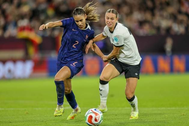 DEU, Düsseldorf, Deutschland vs Frankreich, UEFA Women s Nations League, UEFA, Saison 2526, Merkur Spiel-Arena, Halbfinale, Hinspiel im Bild v.l.n.r: MaÃ«lle Lakrar (Frankreich), Klara Bühl (Deutschland, FC Bayern München), Zweikampf DFB DFL REGULATIONS PROHIBIT ANY USE OF PHOTOGRAPHS AS IMAGE SEQUENCES AND OR QUASI-VIDEO, 24.10.2025 Copyright: HMBxMedia HendrikxHamelau