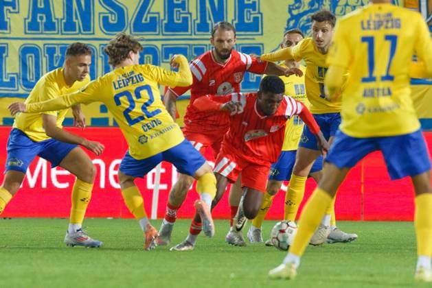 Dorian Cevis (Lok, 22), Bocar Baro (HFC, 26), Hallescher FC vs. 1.FC Lok Leipzig, Fussball, RL Nordost, 13. Spieltag, Saison 2025 26, 24.10.2025 Halle Leuna Chemie Stadion ST Deutschland