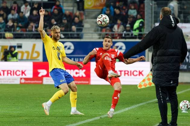 David Groezinger (Lok, 27), Marius Hauptmann (HFC, 23), Hallescher FC vs. 1.FC Lok Leipzig, Fussball, RL Nordost, 13. Spieltag, Saison 2025 26, 24.10.2025 Halle Leuna Chemie Stadion ST Deutschland