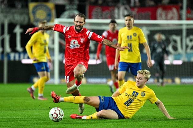 Fußball I Herren I Saison 2025-2026 I Regionalliga I 13. Spieltag I Hallescher FC - 1. FC Lokomotive Leipzig I 24.10.2025 Zweikampf Fatlum Elezi (44, Hallescher FC) und Jan-Philipp Stein (4, 1. FC Lokomotive Leipzig) mit der Grätsche Halle (Saale) Leuna-Chemie-Stadion Sachsen-Anhalt Deutschland Copyright: xLobeca InesxHähnelx