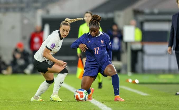 DEU, Düsseldorf, Deutschland vs Frankreich, UEFA Women s Nations League, UEFA, Saison 2526, Merkur Spiel-Arena, Halbfinale, Hinspiel im Bild v.l.n.r: Giulia Gwinn (Deutschland, FC Bayern München), Sandy Baltimore (Frankreich) DFB DFL REGULATIONS PROHIBIT ANY USE OF PHOTOGRAPHS AS IMAGE SEQUENCES AND OR QUASI-VIDEO, 24.10.2025 Copyright: HMBxMedia HendrikxHamelau