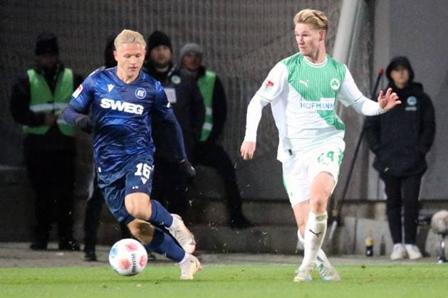 24.10.2025, xpfrx, Fussball 2.Bundesliga, SpVgg Greuther Fuerth - Karlsruher SC v.l. Andreas Müller Mueller (Karlsruher SC KSC) Marco John (Greuther Fürth Fuerth) Zweikampf, Aktion, action, battle for the ball (DFL DFB REGULATIONS PROHIBIT ANY USE OF PHOTOGRAPHS as IMAGE SEQUENCES and or QUASI-VIDEO) Fuerth