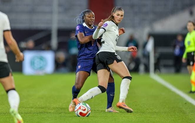 DEU, Düsseldorf, Deutschland vs Frankreich, UEFA Women s Nations League, UEFA, Saison 2526, Merkur Spiel-Arena, Halbfinale, Hinspiel im Bild v.l.n.r: Kadidiatou Diani (Frankreich), Jule Brand (Deutschland, Olympique Lyon) DFB DFL REGULATIONS PROHIBIT ANY USE OF PHOTOGRAPHS AS IMAGE SEQUENCES AND OR QUASI-VIDEO, 24.10.2025 Copyright: HMBxMedia HendrikxHamelau