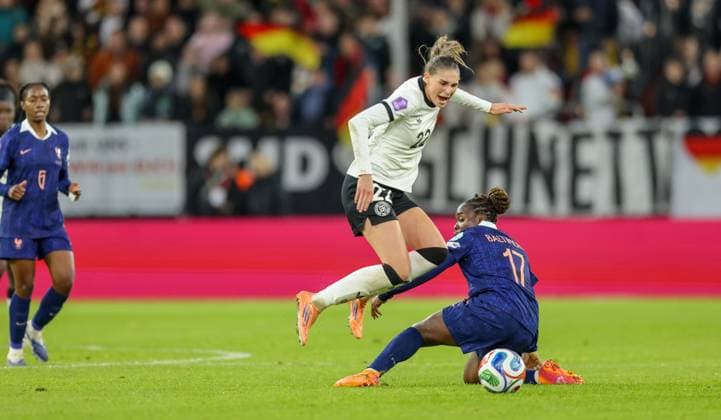 DEU, Düsseldorf, Deutschland vs Frankreich, UEFA Women s Nations League, UEFA, Saison 2526, Merkur Spiel-Arena, Halbfinale, Hinspiel im Bild v.l.n.r: Jule Brand (Deutschland, Olympique Lyon), Sandy Baltimore (Frankreich) DFB DFL REGULATIONS PROHIBIT ANY USE OF PHOTOGRAPHS AS IMAGE SEQUENCES AND OR QUASI-VIDEO, 24.10.2025 Copyright: HMBxMedia HendrikxHamelau