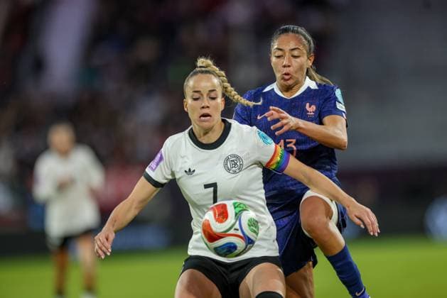 DEU, Düsseldorf, Deutschland vs Frankreich, UEFA Women s Nations League, UEFA, Saison 2526, Merkur Spiel-Arena, Halbfinale, Hinspiel im Bild v.l.n.r: Giulia Gwinn (Deutschland, FC Bayern München), Selma Bacha (Frankreich), Zweikampf DFB DFL REGULATIONS PROHIBIT ANY USE OF PHOTOGRAPHS AS IMAGE SEQUENCES AND OR QUASI-VIDEO, 24.10.2025 Copyright: HMBxMedia HendrikxHamelau