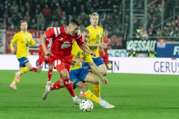 Regionalliga Nordost -Saison 25 26 Hallescher FC vs. 1.FC Lok Leipzig Halle, Deutschland 24.Oktober 2025: Im Bild:v. li. im Zweikampf Marius Hauptmann (Halle) und Jan Stein (Leipzig) Halle Saale Leuna Chemie Stadion Sachsen-Anhalt Deutschland