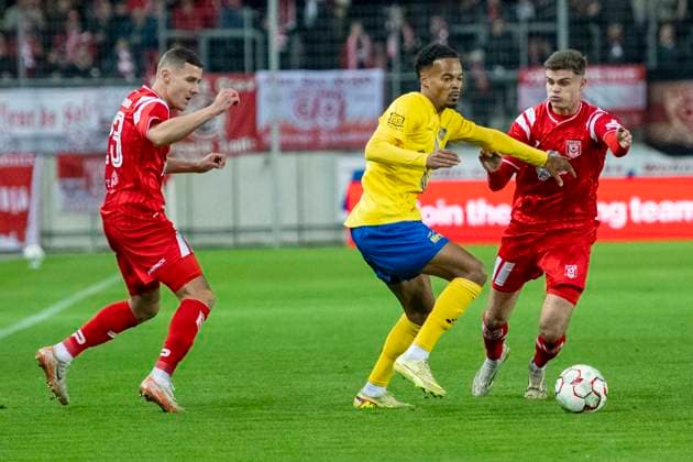 Regionalliga Nordost -Saison 25 26 Hallescher FC vs. 1.FC Lok Leipzig Halle, Deutschland 24.Oktober 2025: Im Bild:v.li.Marius Hauptmann (Halle), Ayodele Adetula (Leipzig) und Fabrice Hartmann (Halle) Halle Saale Leuna Chemie Stadion Sachsen-Anhalt Deutschland