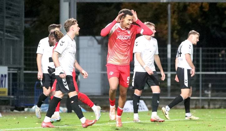 24.10.2025, xfsx, Herren, Fussball, Saison 2025 2026, Regionalliga Bayern, 15. Spieltag: SV Wacker Bughausen - FC Wuerzburger Kickers v.li.: Jermain Nischalke (FC Wuerzburger Kickers) mit Torjubel, celebrate the goal, goal celebration, Jubel ueber das Tor zum 1:1 Burghausen Wacker-Arena Bayern Deutschland