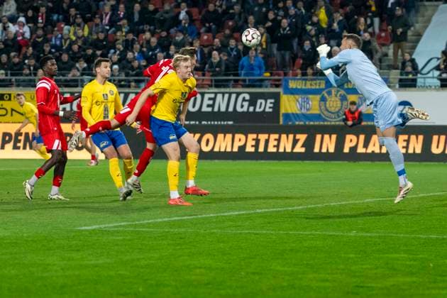 Regionalliga Nordost -Saison 25 26 Hallescher FC vs. 1.FC Lok Leipzig Halle, Deutschland 24.Oktober 2025: Im Bild:v.li.Bocar Baro (Halle), Farid Abderrahmane (Leipzig) ,Jan Stein (Leipzig) und Torhueter Andreas Naumann (Leipzig) Halle Saale Leuna Chemie Stadion Sachsen-Anhalt Deutschland