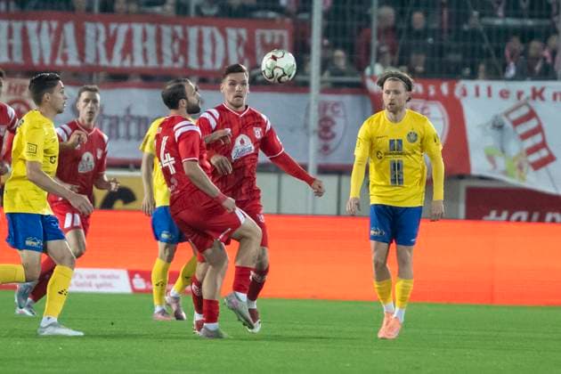 Regionalliga Nordost -Saison 25 26 Hallescher FC vs. 1.FC Lok Leipzig Halle, Deutschland 24.Oktober 2025: Im Bild:v.li.Fatlum Elezi (Halle) und Niclas Stierlin (Halle) Halle Saale Leuna Chemie Stadion Sachsen-Anhalt Deutschland