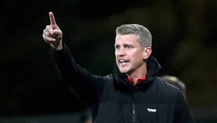 24.10.2025, xfsx, Herren, Fussball, Saison 2025 2026, Regionalliga Bayern, 15. Spieltag: SV Wacker Bughausen - FC Wuerzburger Kickers v.li.: Trainer Lars Bender (SV Wacker Burghausen) gibt Anweisungen, gestikuliert, mit den Armen gestikulieren, gives instructions, gesticulate, Einzelbild Burghausen Wacker-Arena Bayern Deutschland *** 24 10 2025, xfsx, Herren, Fußball, Saison 2025 2026, Regionalliga Bayern, 15 Spieltag SV Wacker Bughausen FC Wuerzburger Kickers v li Trainer Lars Bender SV Wacker Burghausen gibt Anweisungen, gestikuliert, mit den Armen gestikulieren, gives instructions, gesticulate, Einzelbild Burghausen Wacker Arena Bayern Deutschland
