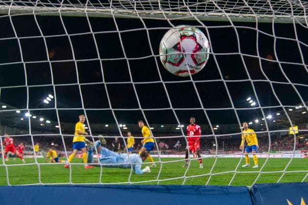 Regionalliga Nordost -Saison 25 26 Hallescher FC vs. 1.FC Lok Leipzig Halle, Deutschland 24.Oktober 2025: Im Bild:v.li.Torhueter Andreas Naumann (Leipzig) und Bocar Baro (Halle) macht das Tor zum 1:0 Halle Saale Leuna Chemie Stadion Sachsen-Anhalt Deutschland
