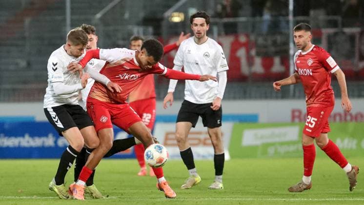 24.10.2025, xfsx, Herren, Fussball, Saison 2025 2026, Regionalliga Bayern, 15. Spieltag: SV Wacker Bughausen - FC Wuerzburger Kickers v.li.: Alexander Gordok (SV Wacker Burghausen), Marius Uhl (FC Wuerzburger Kickers), Moritz Bangerter (SV Wacker Burghausen), Dominik Meisel (FC Wuerzburger Kickers) Burghausen Wacker-Arena Bayern Deutschland