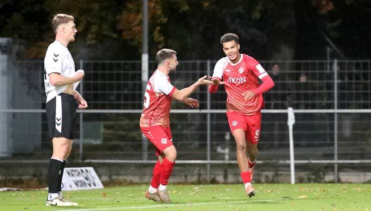 24.10.2025, xfsx, Herren, Fussball, Saison 2025 2026, Regionalliga Bayern, 15. Spieltag: SV Wacker Bughausen - FC Wuerzburger Kickers v.li.: Dominik Meisel (FC Wuerzburger Kickers), Jermain Nischalke (FC Wuerzburger Kickers) mit Torjubel, celebrate the goal, goal celebration, Jubel ueber das Tor zum 1:1 Burghausen Wacker-Arena Bayern Deutschland