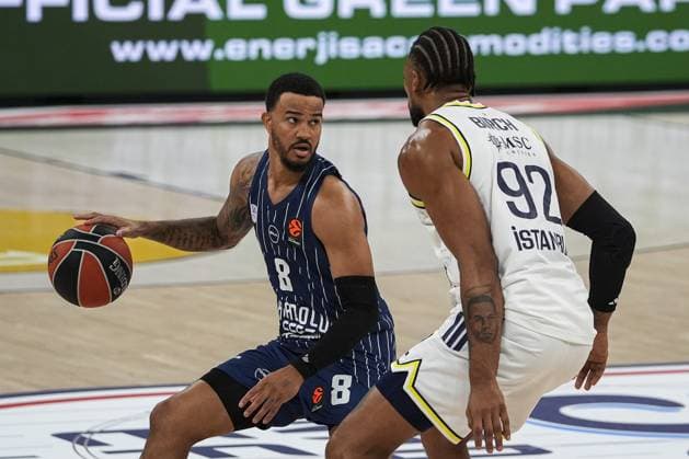 Anadolu Efes v Fenerbahce Beko - Turkish Airlines EuroLeague ISTANBUL, TURKIYE - OCTOBER 24: Nicholos Weiler-Babb (8) of Anadolu Efes in action against Khem Xavier Birch (92) of Fenerbahce Beko during Turkish Airlines EuroLeague Week 6 basketball match between Anadolu Efes and Fenerbahce Beko at Turkcell Basketball Development Center in Istanbul, Turkiye, on October 24, 2025. Arife Karakum Anadolu Istanbul Turkey. Editorial use only. Please get in touch for any other usage.  Copyright: x2025xAnadoluxArifexKarakumx