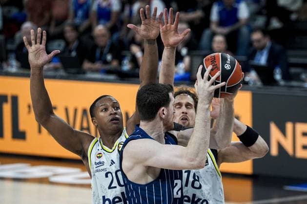 Anadolu Efes v Fenerbahce Beko - Turkish Airlines EuroLeague ISTANBUL, TURKIYE - OCTOBER 24: Ercan Osmani (C) of Anadolu Efes in action against Devon Howard Hal (20) of Fenerbahce Beko during Turkish Airlines EuroLeague Week 6 basketball match between Anadolu Efes and Fenerbahce Beko at Turkcell Basketball Development Center in Istanbul, Turkiye, on October 24, 2025. Arife Karakum Anadolu Istanbul Turkey. Editorial use only. Please get in touch for any other usage.  Copyright: x2025xAnadoluxArifexKarakumx