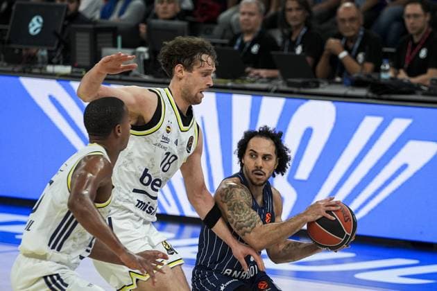 Anadolu Efes v Fenerbahce Beko - Turkish Airlines EuroLeague ISTANBUL, TURKIYE - OCTOBER 24: Shane Larkin (R) of Anadolu Efes in action against Mikael Jantunen (18) of Fenerbahce Beko during Turkish Airlines EuroLeague Week 6 basketball match between Anadolu Efes and Fenerbahce Beko at Turkcell Basketball Development Center in Istanbul, Turkiye, on October 24, 2025. Arife Karakum Anadolu Istanbul Turkey. Editorial use only. Please get in touch for any other usage.  Copyright: x2025xAnadoluxArifexKarakumx