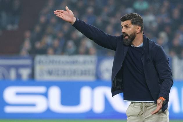 2. Bundesliga - FC Schalke 04 - SV Darmstadt 98 am 24.10.2025 in der Veltins-Arena auf Schalke Trainer Miron Muslic (Schalke) gestikuliert