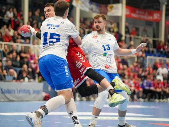 Max Neuhaus (TuSEM Essen, 37) im Zweikampf gegen Marcel Nowak (Dessau-Rosslauer HV 06, 15) und Valentin Neagu (Dessau-Rosslauer HV 06, 13) TuSEM Essen vs. Dessau-Rosslauer HV 06, Handball, 2. Bundesliga, 9. Spieltag, Saison 2025 2026, 24.10.2025 TuSEM Essen vs. Dessau-Rosslauer HV 06, Handball, 2. Bundesliga, 9. Spieltag, Saison 2025 2026, 24.10.2025 Essen Copyright: xEibner-Pressefoto DamianxKruczynx EP_DKI