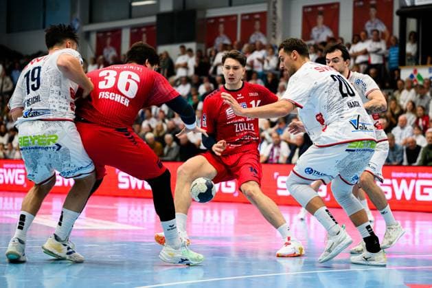 Huettenberg: HBL - 25 26 - TV Huettenberg - SG BBM Bietigheim v.li. Vit Reichl (Huettenberg), Jonathan Fischer (Bietigheim), Fynn Nicolaus (Bietigheim), Leif Haack (Huettenberg) Huettenberg Sportzentrum Deutschland