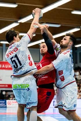 Huettenberg: HBL - 25 26 - TV Huettenberg - SG BBM Bietigheim v. li. im Zweikampf Hendrik Schreiber (Huettenberg), Dominik Claus (Bietigheim), Vit Reichl (Huettenberg) Huettenberg Sportzentrum Deutschland