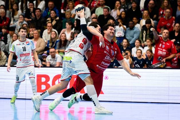 Huettenberg: HBL - 25 26 - TV Huettenberg - SG BBM Bietigheim v. li. im Zweikampf Hendrik Schreiber (Huettenberg) und Jonathan Fischer (Bietigheim) Huettenberg Sportzentrum Deutschland