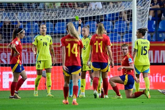 MALAGA, SPANIEN 20251024 Sveriges Filippa Angeldahl ( 16, mtten) far gult kort varning under semifinalen i Nations League mellan Spanien och Sverige pa La Rosaleda-arenan i Malaga.