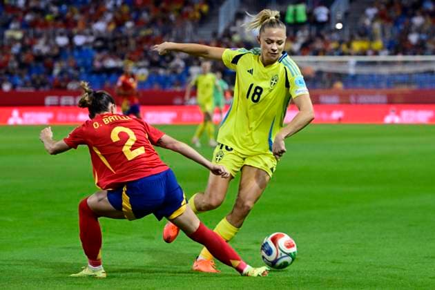 MALAGA, SPANIEN 20251024 Sveriges Fridolina Rolfö tar sig förbi Spaniens Ona Batlle under semifinalen i Nations League mellan Spanien och Sverige pa La Rosaleda-arenan i Malaga.