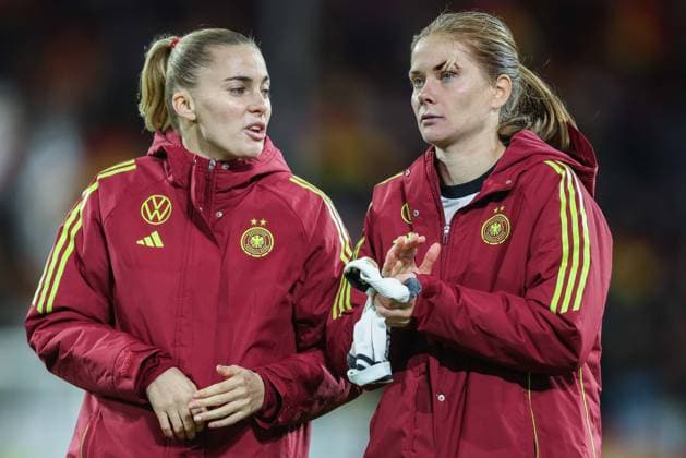 Fußball Frauen UEFA Womens Nations League Halbfinale Deutschland - Frankreich am 24.10.2025 in der Merkurs Spiel-Arena in Düsseldorf Sjoeke Nüsken ( Deutschland ), rechts mit Verband Pflaster an der Augenbraue DFB regulations prohibit any use of photographs as image sequences and or quasi-video.