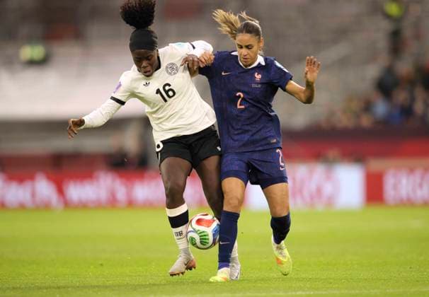 Foto : Nicole ANYOMI ( Deutschland ) gegen Maelle LAKRAR (France , rechts) Fussball Länderspiel der Damen am Fr. 24.10.2025 in Düsseldorf Deutschland - Frankreich