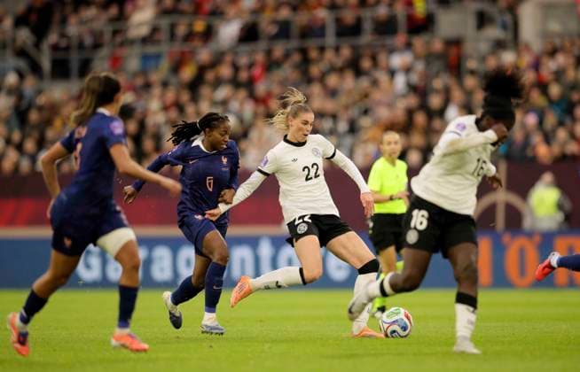 Foto : Jule BRAND ( Deutschland ) gegen Oriane Jean-Francois (links , 6 , France) Fussball Länderspiel der Damen am Fr. 24.10.2025 in Düsseldorf Deutschland - Frankreich