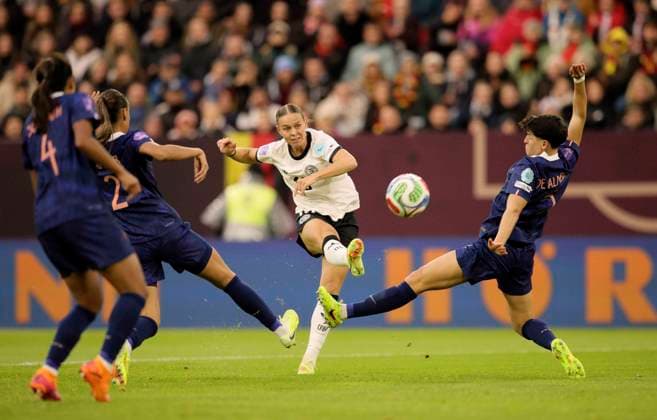 Foto : Torschuss von Klara BÜHL ( Deutschland ) gegen Elisa De Almeida (France , rechts) Fussball Länderspiel der Damen am Fr. 24.10.2025 in Düsseldorf Deutschland - Frankreich