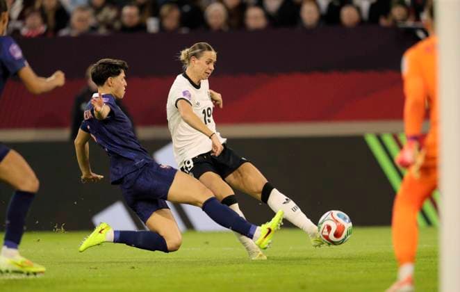 Foto : Torschuss von Klara BÜHL ( Deutschland ) gegen Elisa De Almeida (France) Fussball Länderspiel der Damen am Fr. 24.10.2025 in Düsseldorf Deutschland - Frankreich