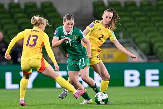 IRELAND VS BELGIUM Elena Dhont (13) of Belgium and Sari Kees (19) of Belgium pictured defending on Emily Murphy (21) of Ireland during a women football game between the national teams of the republic of Ireland and Belgium, called the Red Flames for the first leg of the Promotion relegation play-off in the Uefa Womens Nations League 2025, on Friday 24 October 2025 in Dublin , IRELAND . Photo Sportpix David Catry Dublin Aviva Stadium IRELAND  Copyright: xSportpix.bex xDavidxCatryxDavidxCatryx