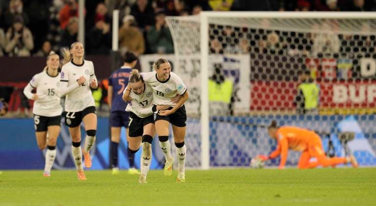 Foto : Torjubel bei den deutschen Damen , Klara BÜHL schiesst das 1-0 , links gratuliert Franziska KETT Fussball Länderspiel der Damen am Fr. 24.10.2025 in Düsseldorf Deutschland - Frankreich