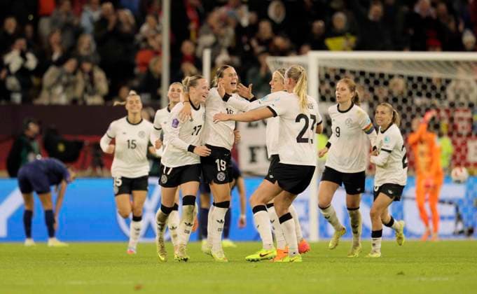 Foto : Torjubel bei den deutschen Damen , Klara BÜHL schiesst das 1-0 Fussball Länderspiel der Damen am Fr. 24.10.2025 in Düsseldorf Deutschland - Frankreich