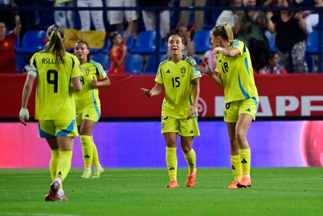 MALAGA, SPANIEN 20251024 Sveriges Julia Zigiotti Olme och Fridolina Rolfö reagerar efter Spaniens 1-0-mal under semifinalen i Nations League mellan Spanien och Sverige pa La Rosaleda-arenan i Malaga.