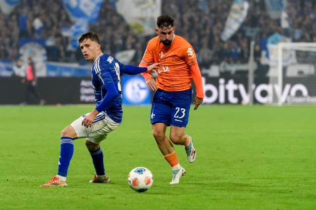 Vitalie Becker (FC Schalke) und Marco Richter (SV Darmstadt 98) im Kampf um den Ball waehrend des spiels der 2. Bundesliga zwischen FC Schalke 04 und SV Darmstadt 98 Veltins-Arena am 24. October 2025 in Gelsenkirchen, Deutschland. (Foto von Max Maiwald DeFodi Images) +++ Vitalie Becker (FC Schalke) und Marco Richter (SV Darmstadt 98) battle for the ball during the 2. Bundesliga match between FC Schalke 04 and SV Darmstadt 98 at Veltins-Arena on October 24, 2025 in Gelsenkirchen, Germany. (Photo by Max Maiwald DeFodi Images) DFB DFL REGULATIONS PROHIBIT ANY USE OF PHOTOGRAPHS AS IMAGE SEQUENCES AND OR QUASI-VIDEO. (Photo by Max Maiwald DeFodi Images) Vitalie Becker FC Schalke and Marco Richter SV Darmstadt 98 battle for the ball during the 2 Bundesliga match between FC Schalke 04 and SV Darmstadt 98 Veltins Arena on October 24, 2025 in Gelsenkirchen, Germany Photo by Max Maiwald DeFodi Images Vitalie Becker FC Schalke and Marco Richter SV Darmstadt 98 battle for the ball during the 2 Bundesliga match between FC Schalke 04 and SV Darmstadt 98 at Veltins Arena on October 24, 2025 in Gelsenkirchen, Germany Photo by Max Maiwald DeFodi Images DFB DFL REGULATIONS PROHIBIT ANY USE OF PHOTOGRAPHS AS IMAGE SEQUENCES AND OR QUASI VIDEO Photo by Max Maiwald DeFodi Images