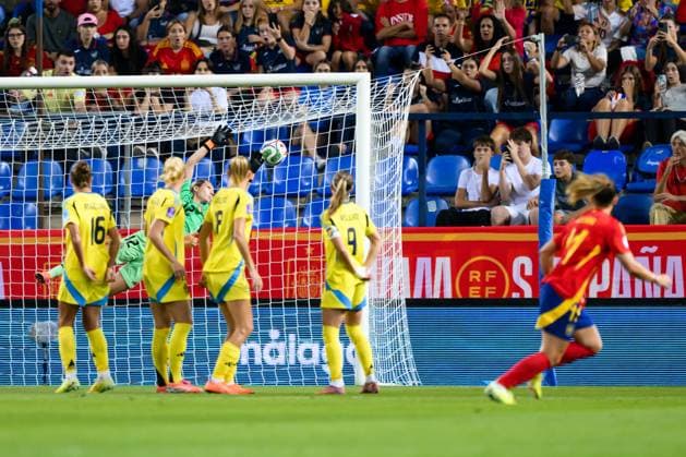 251024 Alexia Putellas of Spain scores the 1-0 goal behind goalkeeper Jennifer Falk of Sweden during the Women s Nations League semifinal football match between Spain and Sweden on October 24, 2025 in Malaga. Photo: Ludvig Thunman BILDBYRAN kod LT LT0735 fotboll football soccer fotball nations league uefa womens nations league spanien sverige sweden spain dam bbeng semifinal Copyright: LUDVIGxTHUNMAN BB251024LT041