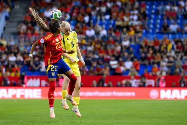 251024 Vicky Lopez Serrano FÃ lix of Spain and Anna Sandberg of Sweden during the Women s Nations League semifinal football match between Spain and Sweden on October 24, 2025 in Malaga. Photo: Ludvig Thunman BILDBYRAN kod LT LT0735 fotboll football soccer fotball nations league uefa womens nations league spanien sverige sweden spain dam bbeng semifinal Copyright: LUDVIGxTHUNMAN BB251024LT046