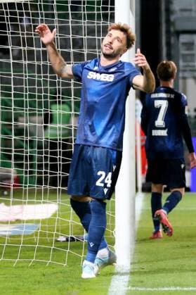 24.10.2025, xpfrx, Fussball 2.Bundesliga, SpVgg Greuther Fuerth - Karlsruher SC v.l. Fabian Schleusener (Karlsruher SC KSC) (DFL DFB REGULATIONS PROHIBIT ANY USE OF PHOTOGRAPHS as IMAGE SEQUENCES and or QUASI-VIDEO) Fuerth