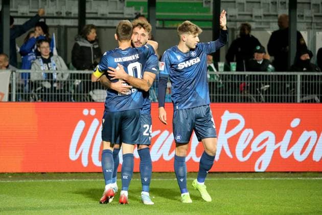 24.10.2025, xpfrx, Fussball 2.Bundesliga, SpVgg Greuther Fuerth - Karlsruher SC v.l. Torjubel nach dem Tor zum celebrating the goal celebrate 0:3 durch Marvin Wanitzek (Karlsruher SC KSC) (DFL DFB REGULATIONS PROHIBIT ANY USE OF PHOTOGRAPHS as IMAGE SEQUENCES and or QUASI-VIDEO) Fuerth