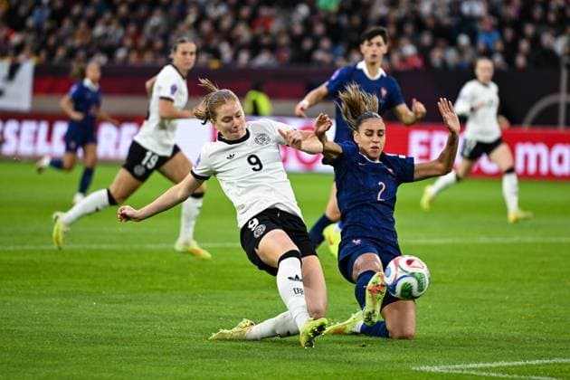 Sjoeke Nuesken (Deutschland, 09) im Zweikampf mit Maelle Lakrar (Frankreich, 02), GER, Deutschland vs Frankreich, UEFA Womens Nations League, Halbfinale, Spielzeit 2024 2025, 24.10.2025. GER, Deutschland vs Frankreich, UEFA Womens Nations League, Halbfinale, Spielzeit 2024 2025, 24.10.2025. Düsseldorf Copyright: xEibner-Pressefoto FlorianxWiegandx EP_FWD